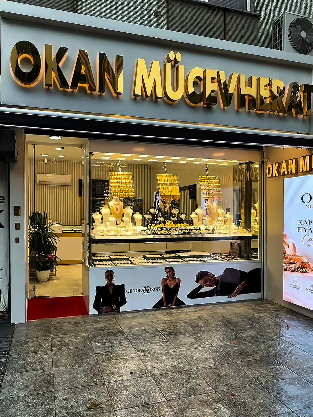 Okan Mücevherat mağaza cephesi ve altın harfli tabelası